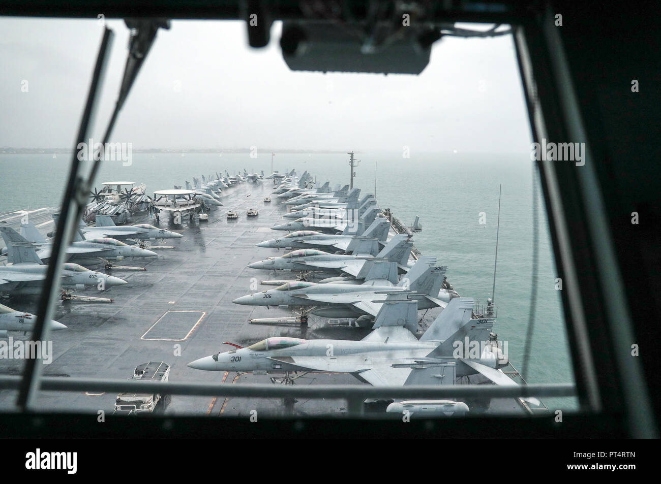 F-18 getti linea il ponte sul bordo della US Nimitz-class portaerei USS Harry Truman, dopo il suo arrivo nella baia di Stokes, Hampshire, durante una visita a Portsmouth. Foto Stock