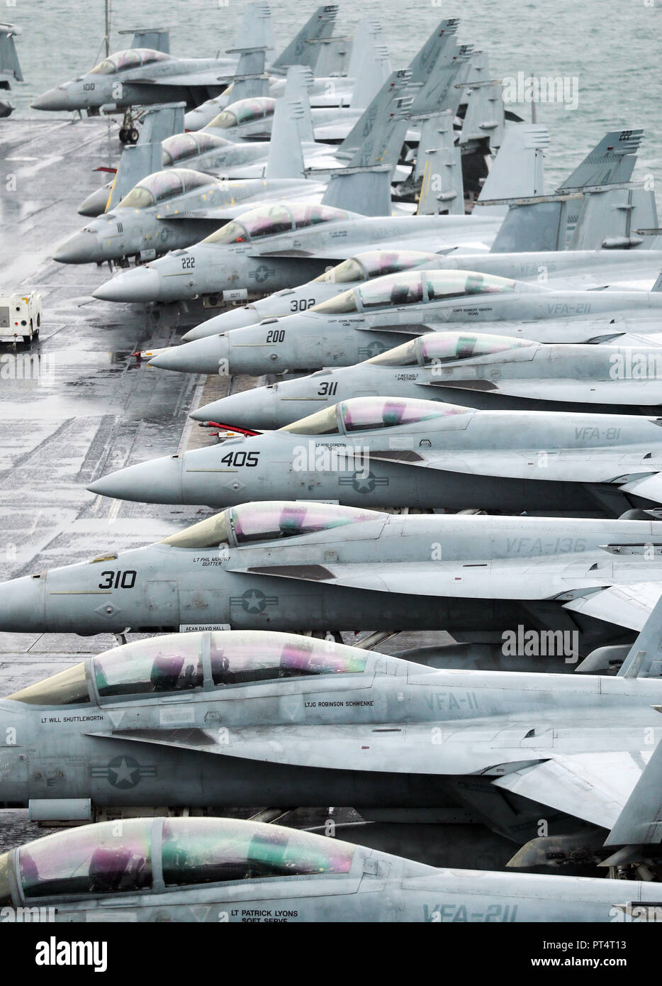 F-18 getti linea il ponte sul bordo della US Nimitz-class portaerei USS Harry Truman, dopo il suo arrivo nella baia di Stokes, Hampshire, durante una visita a Portsmouth. Foto Stock