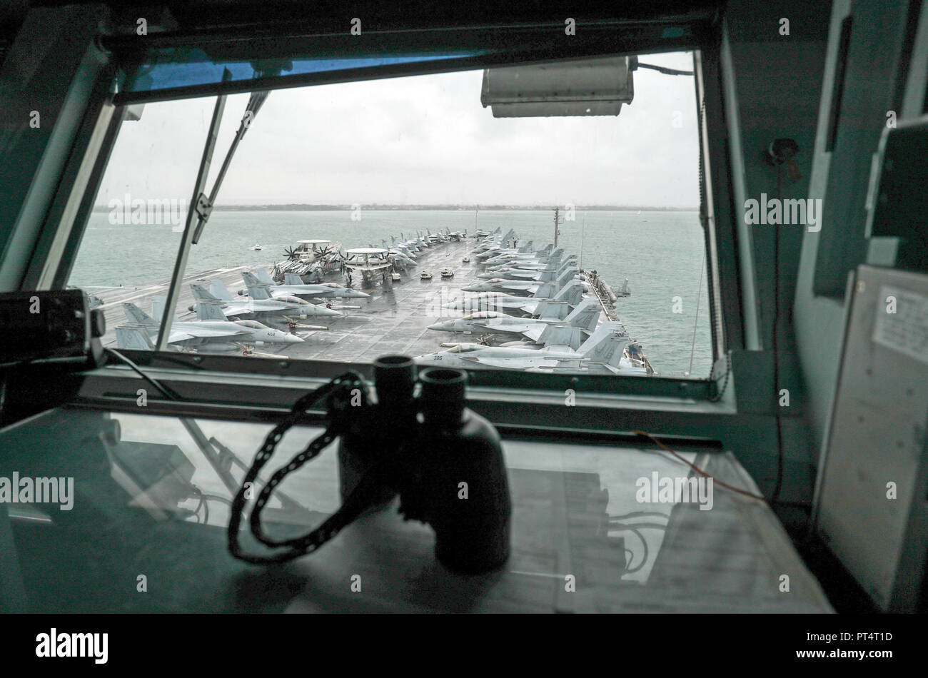 F-18 getti linea il ponte sul bordo della US Nimitz-class portaerei USS Harry Truman, dopo il suo arrivo nella baia di Stokes, Hampshire, durante una visita a Portsmouth. Foto Stock