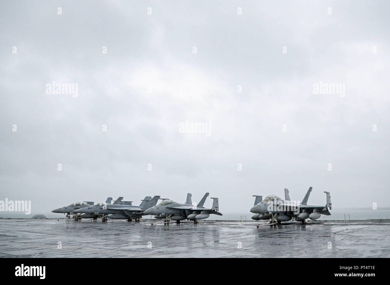 F-18 getti linea il ponte sul bordo della US Nimitz-class portaerei USS Harry Truman, dopo il suo arrivo nella baia di Stokes, Hampshire, durante una visita a Portsmouth. Foto Stock