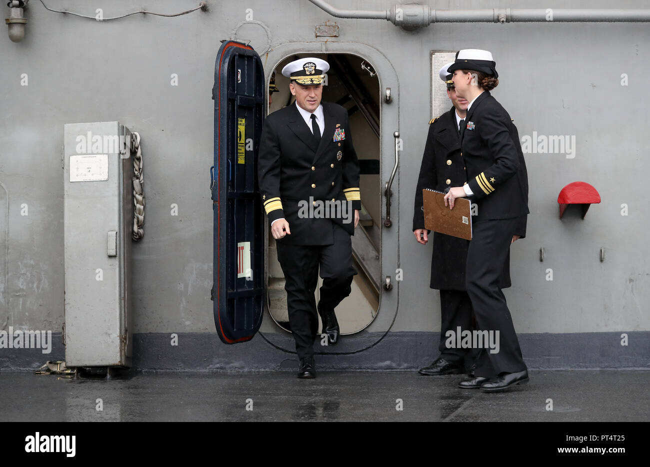 Ammiraglio Eugene H. "Gene" nero, Commander, Carrier Strike gruppo 8, sul ponte di volo dell'US Nimitz-class portaerei USS Harry Truman, dopo il suo arrivo nella baia di Stokes, Hampshire, durante una visita a Portsmouth. Foto Stock