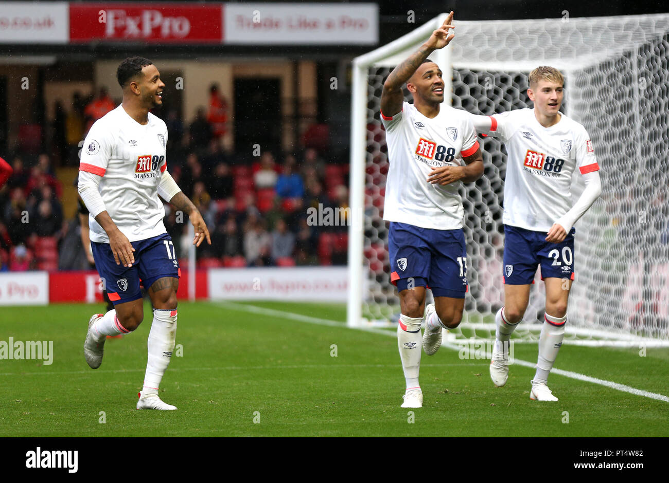 Il Callum Wilson di Bournemouth (centro a destra) celebra il suo quarto gol della partita durante la partita della Premier League a Vicarage Road, Watford. PREMERE ASSOCIAZIONE foto. Data immagine: Sabato 6 ottobre 2018. Vedi PA storia CALCIO Watford. Il credito fotografico dovrebbe essere: Barrington Coombs/PA Wire. RESTRIZIONI: Nessun utilizzo con audio, video, dati, elenchi di apparecchi, logo di club/campionato o servizi "live" non autorizzati. L'uso in-match online è limitato a 120 immagini, senza emulazione video. Nessun utilizzo nelle scommesse, nei giochi o nelle pubblicazioni di singoli club/campionati/giocatori. Foto Stock