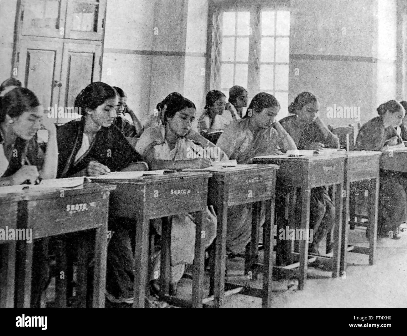 Istruzione - Le vedove in India in un auto-organizzata la scuola di apprendimento della lingua inglese - C1940's Foto Stock