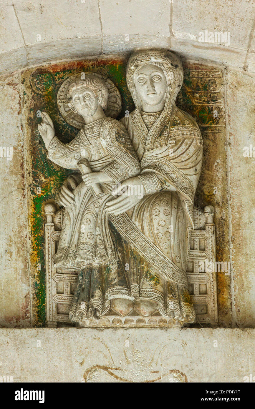 Basso rilievo della Madonna con il Bambino in trono. Abruzzo Foto Stock