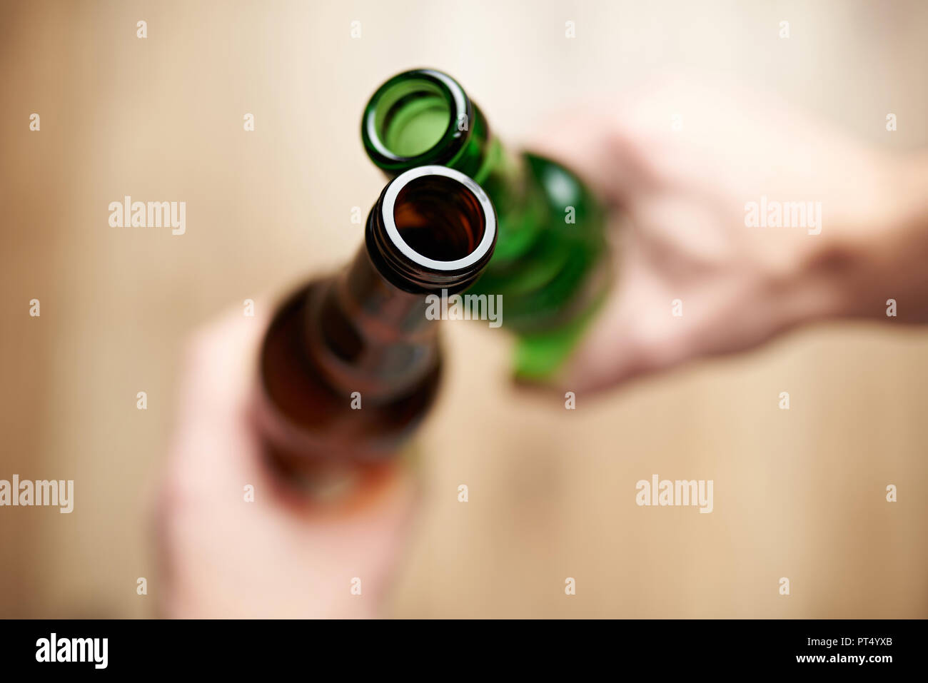 Collo di bottiglia di birra di close-up. Bere alcol concetto problema Foto Stock