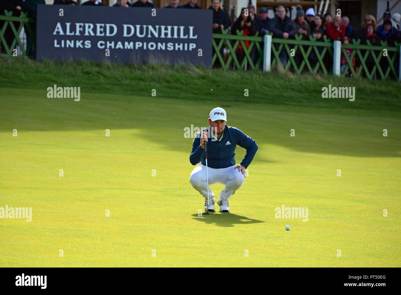 St Andrews, Scotland, Regno Unito, 06 ottobre, 2018. Tyrell Hatton in cima alla classifica come egli attende di putt sul diciottesimo green presso la Old Course, St Andrews, il giorno 3 di il Dunhill Links Championship, dove egli è in corsa per una tripletta dopo aver vinto l'evento nel 2016 e 2017. © Ken Jack / Alamy Live News Foto Stock