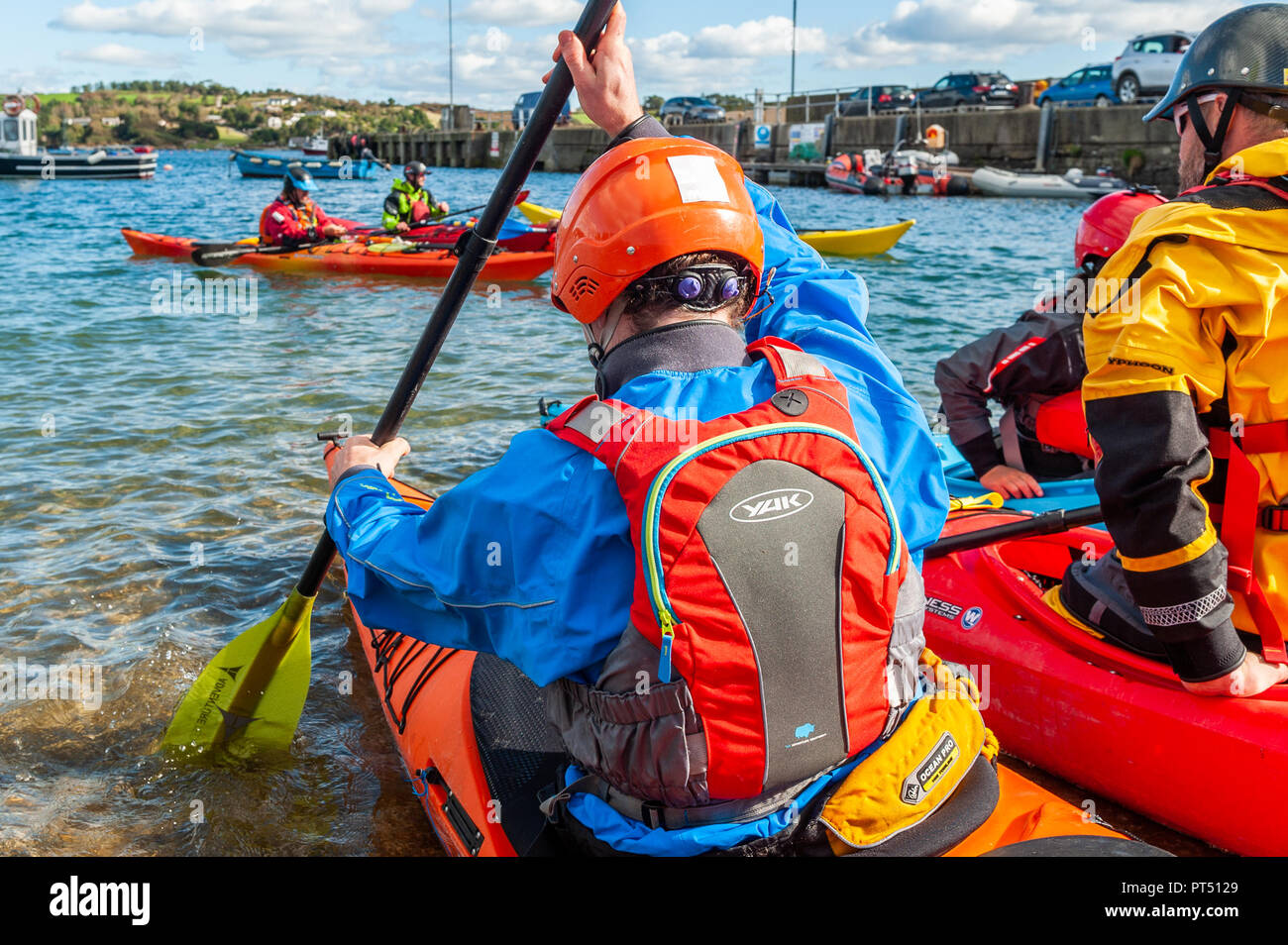 Schull, West Cork, Irlanda. 6 Ottobre, 2018. Su una bella giornata in West Cork, Kayakers prepararsi ad andare in kayak. Oggi le attività culminano questa sera in una cena danzante a Schull Harbour Hotel. Credito: Andy Gibson/Alamy Live News. Foto Stock