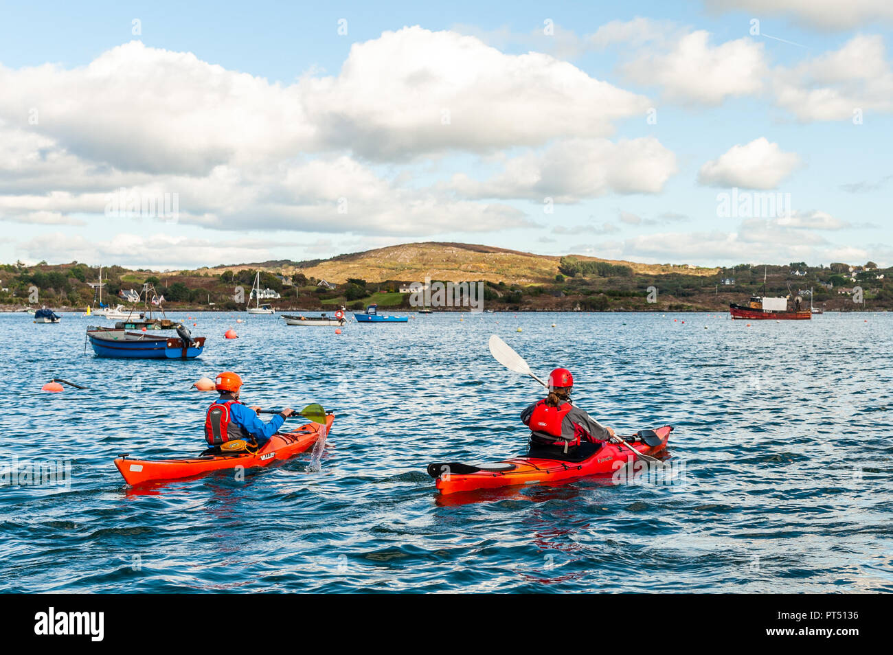 Schull, West Cork, Irlanda. 6 Ottobre, 2018. Su una bella giornata in West Cork, kayakers prepararsi ad andare in kayak. Oggi le attività culminano questa sera in una cena danzante a Schull Harbour Hotel. Credito: Andy Gibson/Alamy Live News. Foto Stock