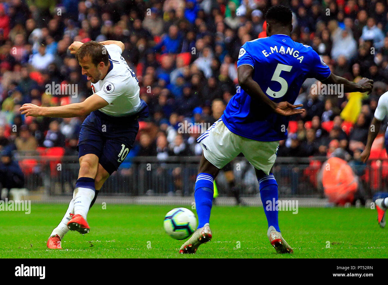 Londra, Regno Unito. 6 ottobre 2018. Harry Kane del Tottenham Hotspur in azione (l) .EPL Premier League, Tottenham Hotspur v Cardiff City allo Stadio di Wembley a Londra il Sabato 6 ottobre 2018. Questa immagine può essere utilizzata solo per scopi editoriali. Solo uso editoriale, è richiesta una licenza per uso commerciale. Nessun uso in scommesse, giochi o un singolo giocatore/club/league pubblicazioni . pic da Steffan Bowen/Andrew Orchard fotografia sportiva/Alamy Live news Foto Stock