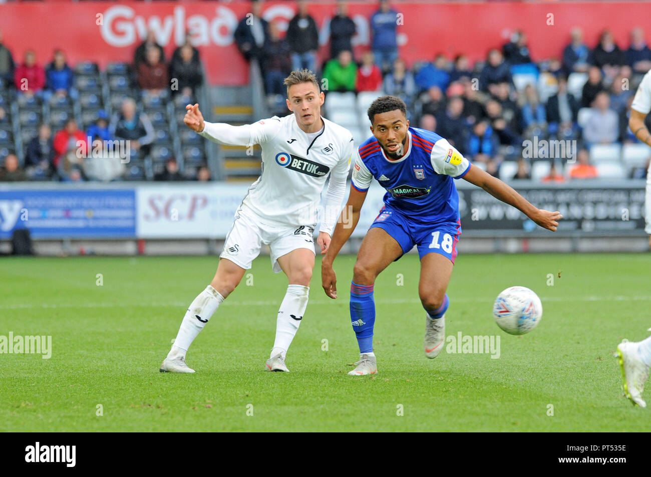 Swansea, Regno Unito. 6 ottobre 2018. Conor Roberts di Swansea City e concedere Ward di Ipswich bagarre per la palla nella seconda metà. EFL Skybet partita in campionato, Swansea City v Ipswich Town al Liberty Stadium di Swansea, Galles del Sud il Sabato 6 ottobre 2018. Questa immagine può essere utilizzata solo per scopi editoriali. Solo uso editoriale, è richiesta una licenza per uso commerciale. Nessun uso in scommesse, giochi o un singolo giocatore/club/league pubblicazioni. pic da Phil Rees/Andrew Orchard fotografia sportiva/Alamy Live news Foto Stock