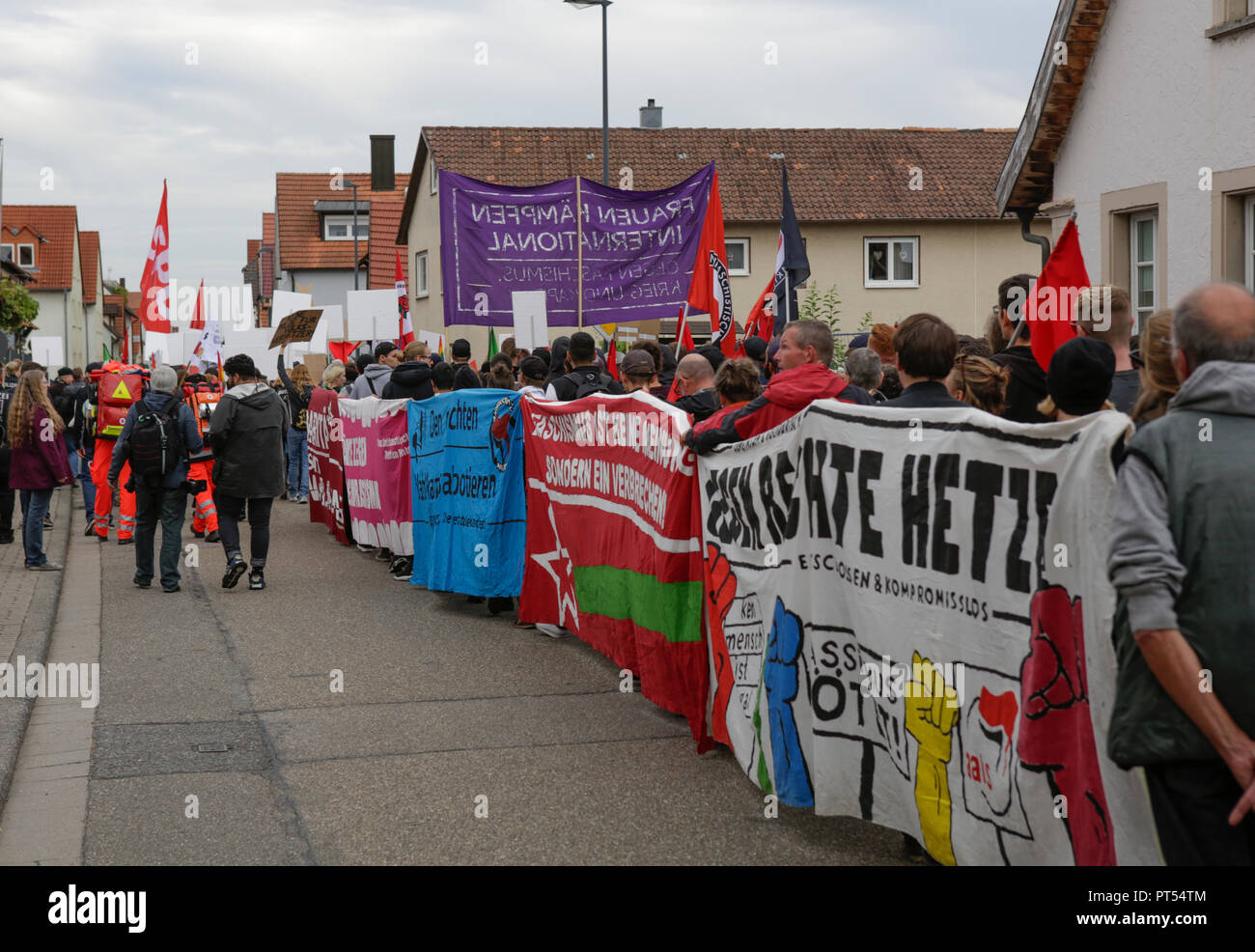Germania Kandel -- 6 Ottobre 2018 -- l'anti-fascisti manifestanti marzo con banner e poster attraverso Kandel. Circa 300 persone da destra-wing le organizzazioni hanno protestato per la 14. volta nella città di Kandel nel Palatinato contro i rifugiati e gli stranieri e il governo tedesco. Hanno chiamato per una maggiore sicurezza dei tedeschi e le donne dal preteso incremento della violenza dai rifugiati. Il luogo della protesta è stato scelto a causa del 2017 Kandel accoltellato l'attacco, in cui un 15 anno vecchia ragazza è stata uccisa da un richiedente asilo. Essi sono stati confrontati da circa 400 anti-fascista contro i dimostranti da diversi Foto Stock