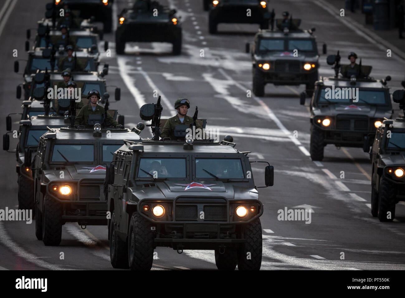 Mosca, Russia. Il 3 maggio, 2012. Un gruppo di esercito russo Tigr (Tiger) veicoli blindati visto la guida verso il basso alla Tverskaya Street durante le prove.Le prove generali della parata militare che segna il 69º anniversario della vittoria nella grande guerra patriottica. Credito: Leonid Faerberg SOPA/images/ZUMA filo/Alamy Live News Foto Stock