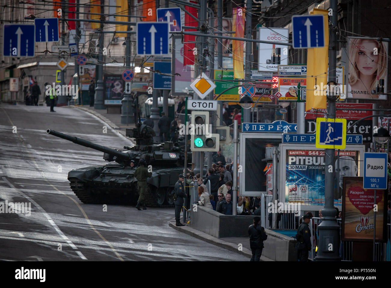 Mosca, Russia. Il 3 maggio, 2012. Un esercito russo T-90 serbatoio visto parcheggiato su un sideway di Tverskaya Street come una macchina di riserva durante le prove.Le prove generali della parata militare che segna il 69º anniversario della vittoria nella grande guerra patriottica. Credito: Leonid Faerberg SOPA/images/ZUMA filo/Alamy Live News Foto Stock
