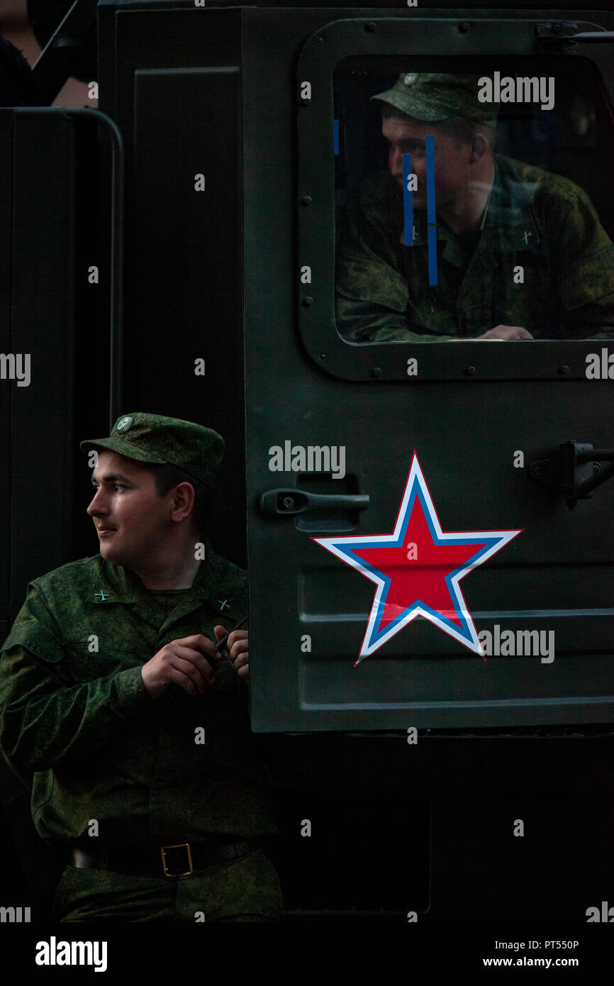 Mosca, Russia. Il 3 maggio, 2012. Due esercito russo di combattenti visto in piedi accanto a un veicolo militare durante le prove.Le prove generali della parata militare che segna il 69º anniversario della vittoria nella grande guerra patriottica. Credito: Leonid Faerberg SOPA/images/ZUMA filo/Alamy Live News Foto Stock