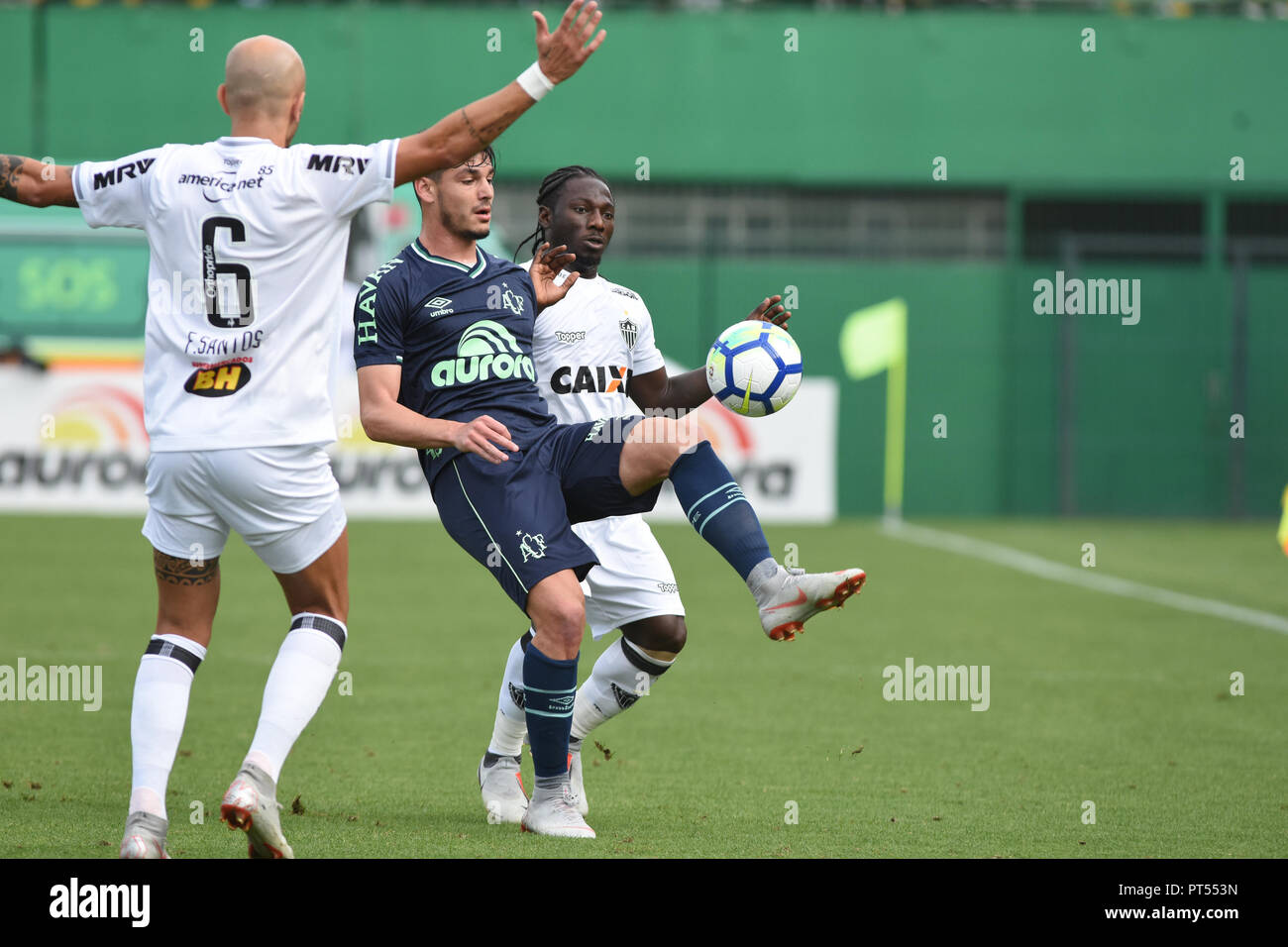 Chapeco, Brasile. Il 7 ottobre 2018. SC - Chapeco - 06/10/2018 - Campionato brasiliano un 2018 Chapecoense x Atl tico-MG - lettore Chapecoense Doffo controversia offerta con Atletico-MG player Char durante la partita all'Arena Conda stadium per il campionato brasiliano a 2018. Foto: Renato Padilha / AGIF Credito: AGIF/Alamy Live News Foto Stock