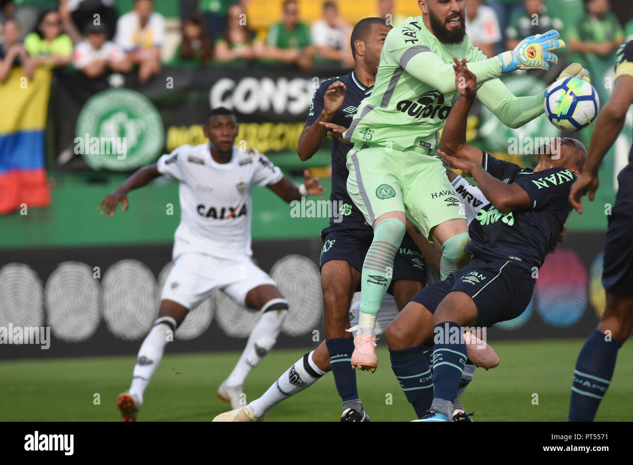 Chapeco, Brasile. Il 7 ottobre 2018. SC - Chapeco - 06/10/2018 - Campionato brasiliano un 2018 Chapecoense x Atl tico-MG - lettore Chapecoense Jandrei è offerta con Atletico-MG i giocatori durante una partita all'Arena Conda stadium per il campionato brasiliano a 2018. Foto: Renato Padilha / AGIF Credito: AGIF/Alamy Live News Foto Stock