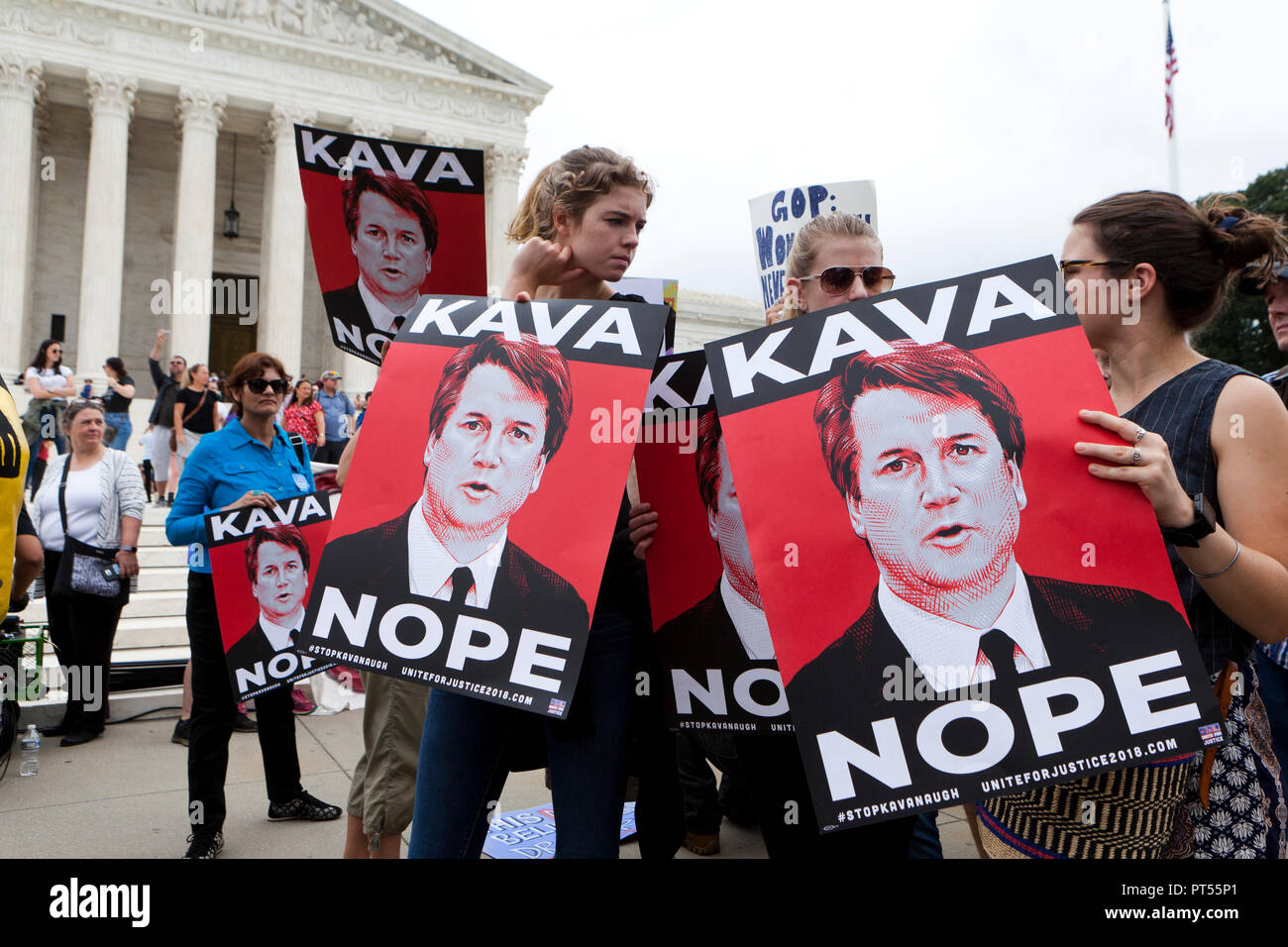 Washington, Stati Uniti d'America, 6 ottobre, 2018: il giorno della votazione finale per confermare Brett Kavanaugh alla Corte suprema degli Stati Uniti, migliaia di attivisti democratici protestare di fronte alla Corte suprema e il Campidoglio US. Credito: B Christopher/Alamy Live News Foto Stock