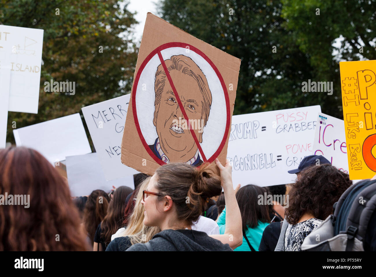 Washington, Stati Uniti d'America, 6 ottobre, 2018: il giorno della votazione finale per confermare Brett Kavanaugh alla Corte suprema degli Stati Uniti, migliaia di attivisti democratici protestare di fronte alla Corte suprema e il Campidoglio US. Credito: B Christopher/Alamy Live News Foto Stock