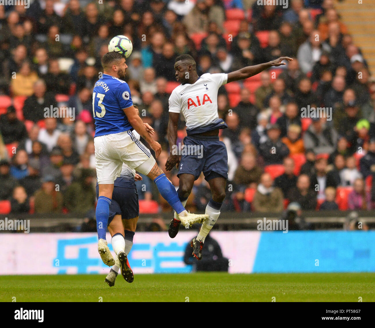 Londra, Regno Unito. 6 Ottobre, 2018. Callum Paterson (L) di Cardiff compete per la sfera con Davinson Sanchez del Tottenham durante la Premier League inglese match tra Tottenham Hotspur e Cardiff City a stadio di Wembley a Londra, in Gran Bretagna il 6 ottobre 2018. Il Tottenham ha vinto 1-0. Credito: Marek Dorcik/Xinhua/Alamy Live News Foto Stock