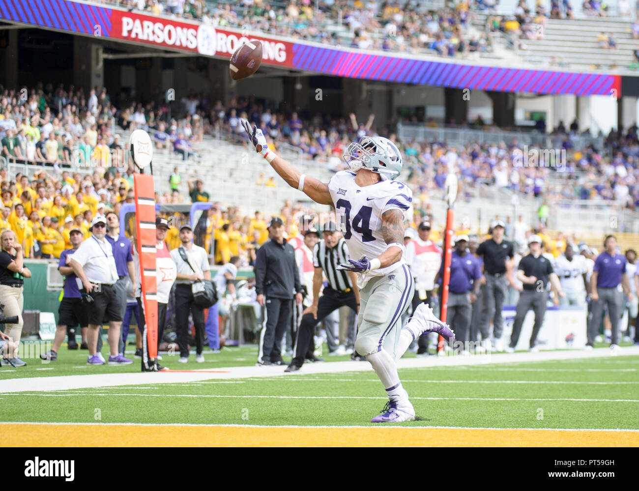 Waco, Texas, Stati Uniti d'America. 6 Ottobre, 2018. Kansas State Wildcats running back Alex Barnes (34) non poteva prendere un pass durante la seconda metà del NCAA Football gioco tra il Kansas State Wildcats e il Baylor porta a McLane Stadium di Waco, Texas. Matthew Lynch/CSM/Alamy Live News Foto Stock