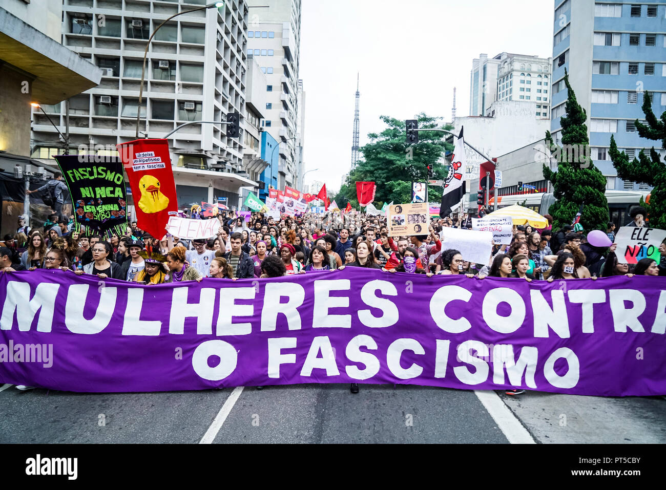 Sao Paulo, Brasile. 06 ott 2018. Le persone in possesso di un banner con la scritta "ulheres contra o fascismo' ('le donne contro il fascismo') durante una dimostrazione contro l' estrema destra il candidato presidenziale Bolsonaro. Molte persone in Sao Paulo sono scesi in strada contro Bolsonaro e il suo razzista e anti-donna e anti-gay-corso. Nel mezzo di una grave crisi in America Latina la più grande paese elegge un nuovo presidente. Il 07.10.2018 l'ultra-Bolsonaro destra e sinistra Haddad saranno i favoriti nelle elezioni presidenziali. Credito: Pablo Albarenga/dpa/Alamy Live News Foto Stock