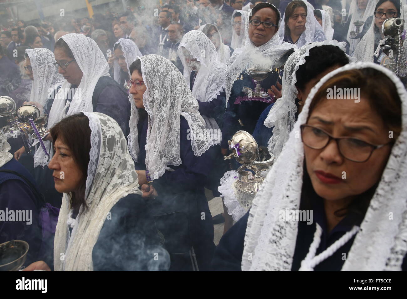 Lima, Perù. 06 ott 2018. Le donne prendono parte a una processione in onore del 'Senor de los Milagros' (il Signore dei Miracoli). 'Senor de los Milagros' è una festa cattolica che si celebra ogni anno nella città di Lima. Credito: Geraldo CAS/dpa/Alamy Live News Foto Stock