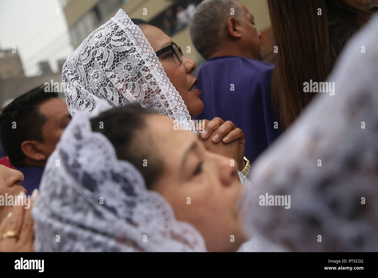 Lima, Perù. 06 ott 2018. Una donna che prega durante una processione in onore del 'Senor de los Milagros' (il Signore dei Miracoli). 'Senor de los Milagros' è una festa cattolica che si celebra ogni anno nella città di Lima. Credito: Geraldo CAS/dpa/Alamy Live News Foto Stock