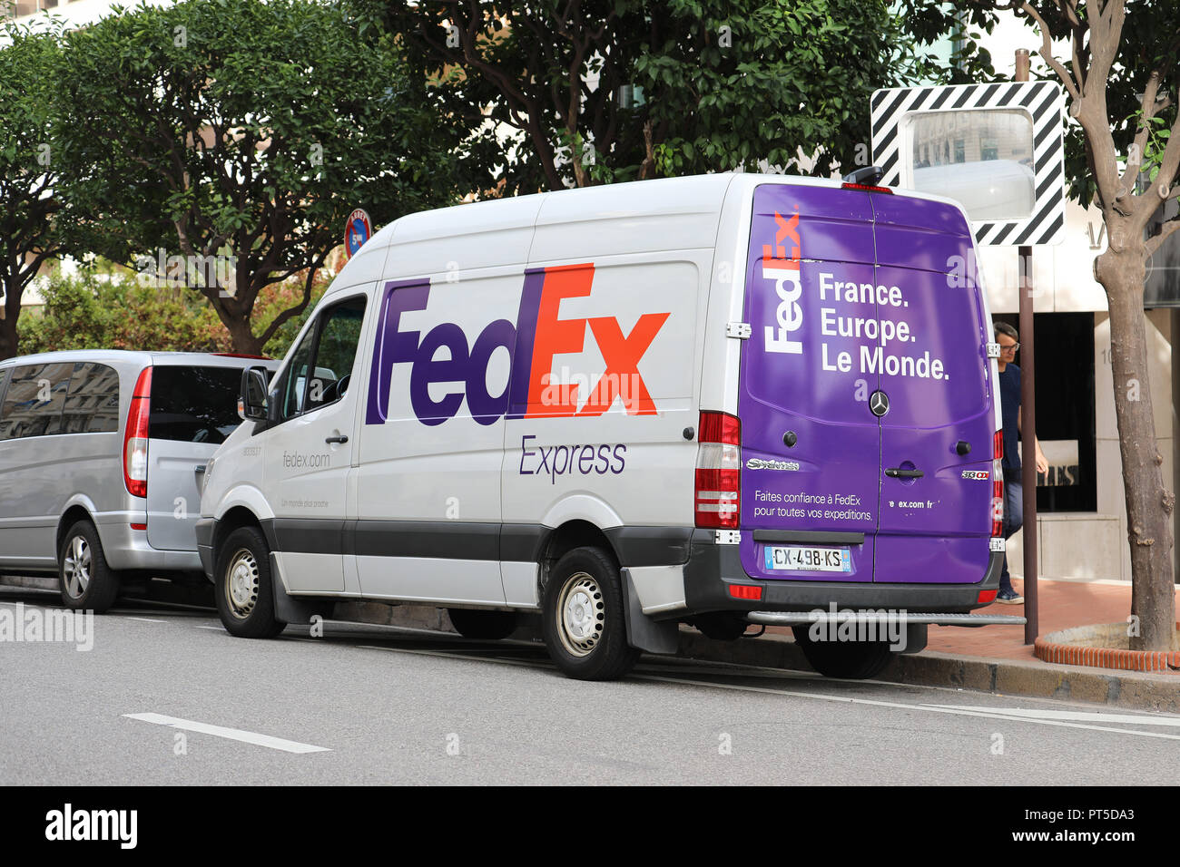 Montecarlo, Monaco - 5 Ottobre 2018 : consegna FedEx carrello (Van) parcheggiato sulla strada a Monaco. FedEx Corporation è una multinazionale americana Couri Foto Stock