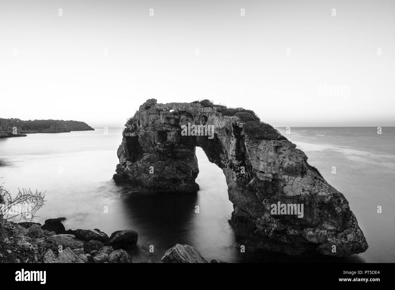 Europa Spagna Isole Baleari Maiorca Santanyi rocce Es Pontas presso sunrise Foto Stock