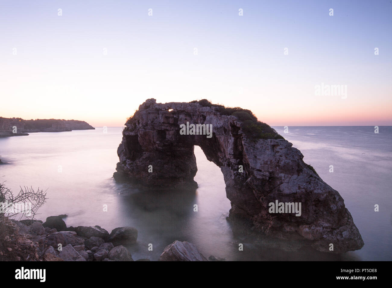 Europa Spagna Isole Baleari Maiorca Santanyi rocce Es Pontas presso sunrise Foto Stock