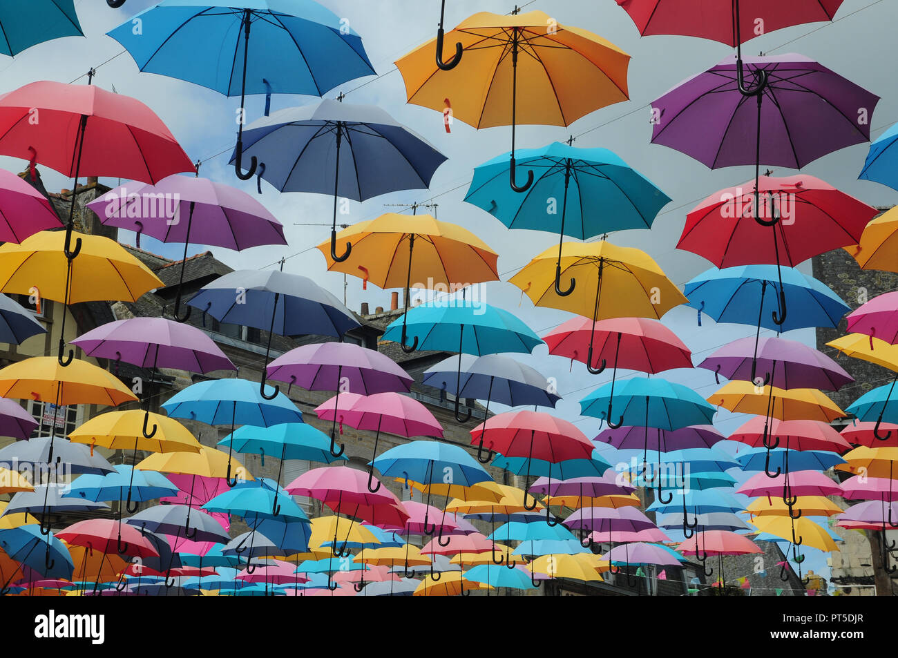 Visualizzazione di sospesa ombrelloni multicolori a Pontivy Francia Foto Stock