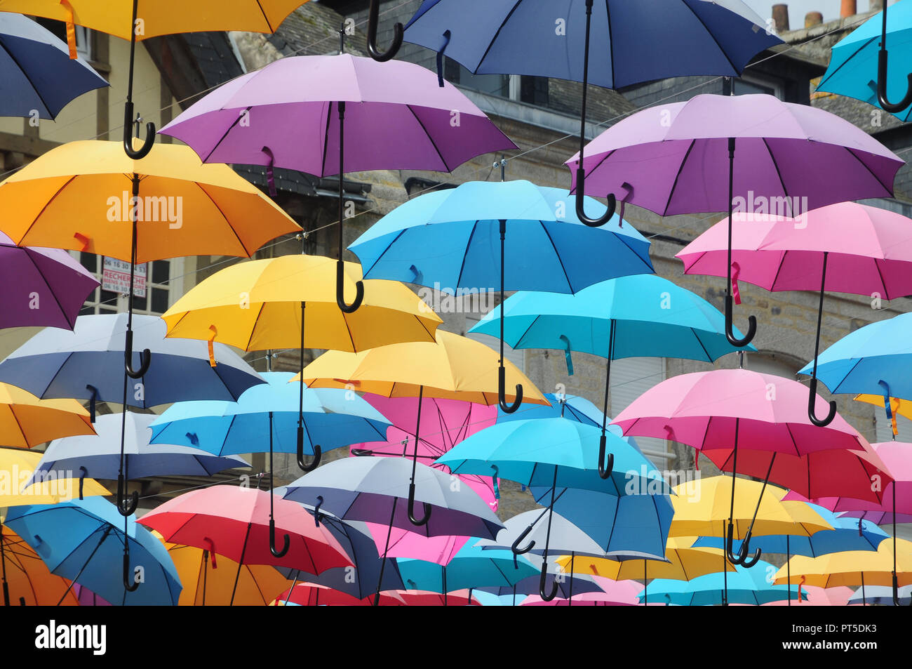 Visualizzazione di sospesa ombrelloni multicolori a Pontivy Francia Foto Stock