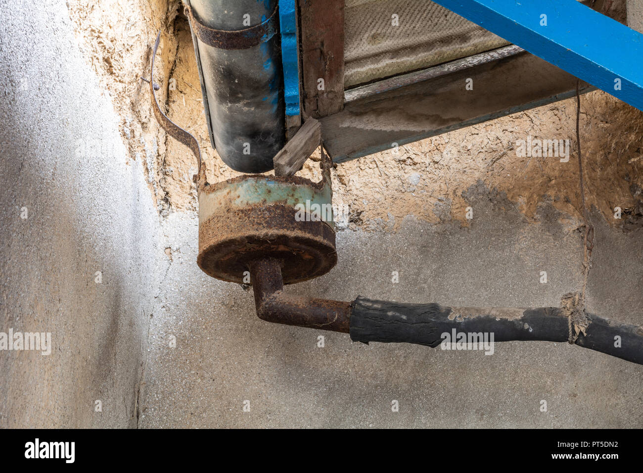 Il vecchio sistema di gronda del tetto per la raccolta di acqua piovana dal tetto Foto Stock