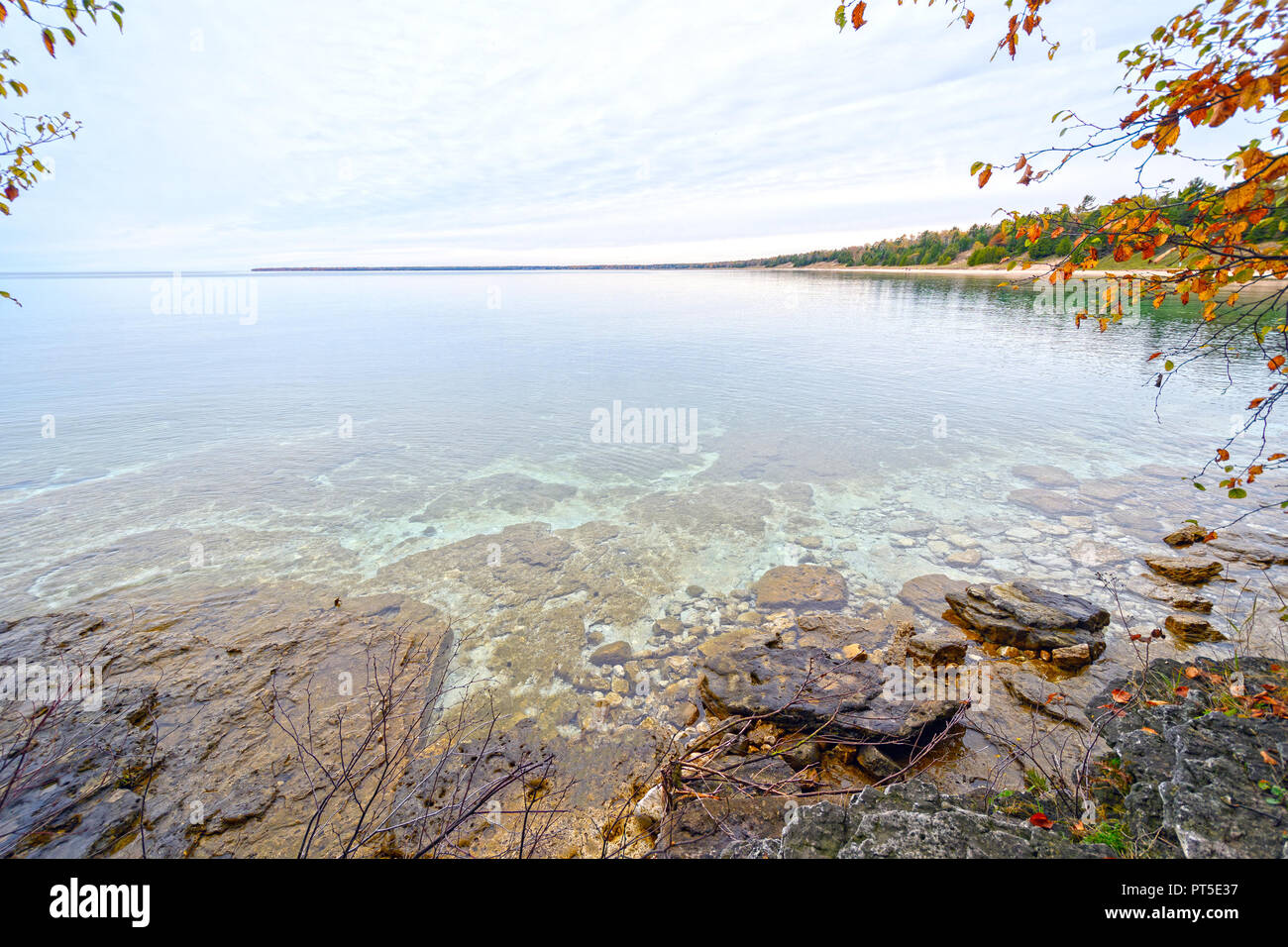 Acque tranquille su un lago in autunno il coregone dune naturali Area in Wisconsin Foto Stock