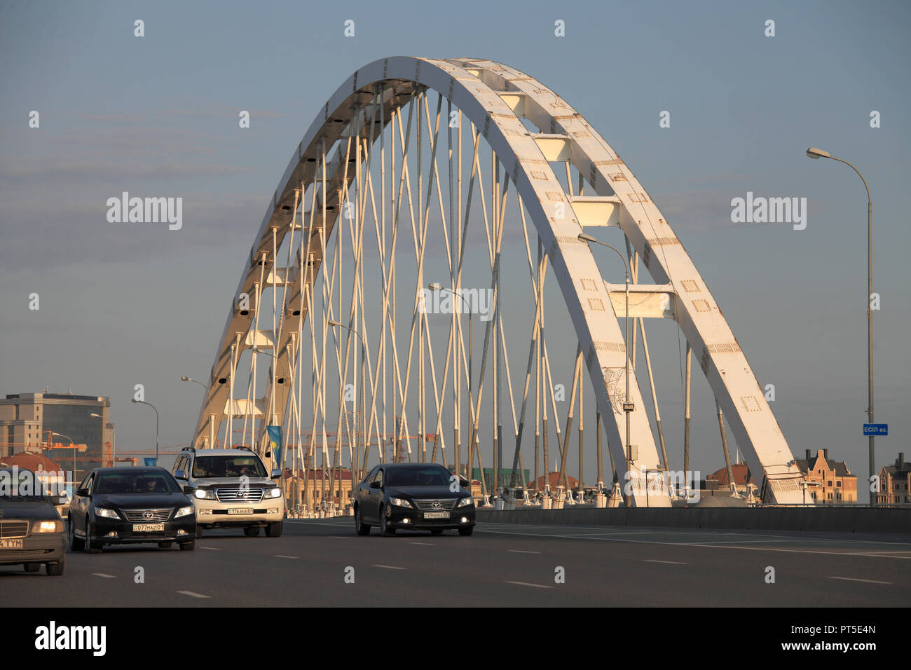 Il Kazakistan; Astana; ponte sul fiume Ishim, traffico, Foto Stock