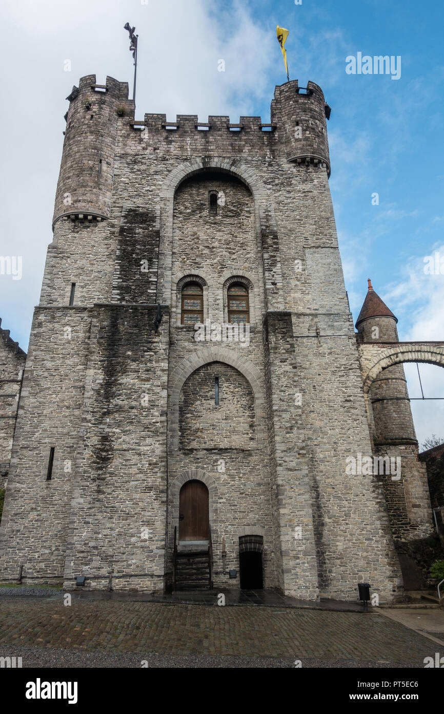 Ghent, Belgio - 23 Settembre 2018: centrale in pietra grigia torre del castello di Gent. Bandiera delle Fiandre e di Gand sulla parte superiore. Il cielo blu con nuvole bianche. Foto Stock