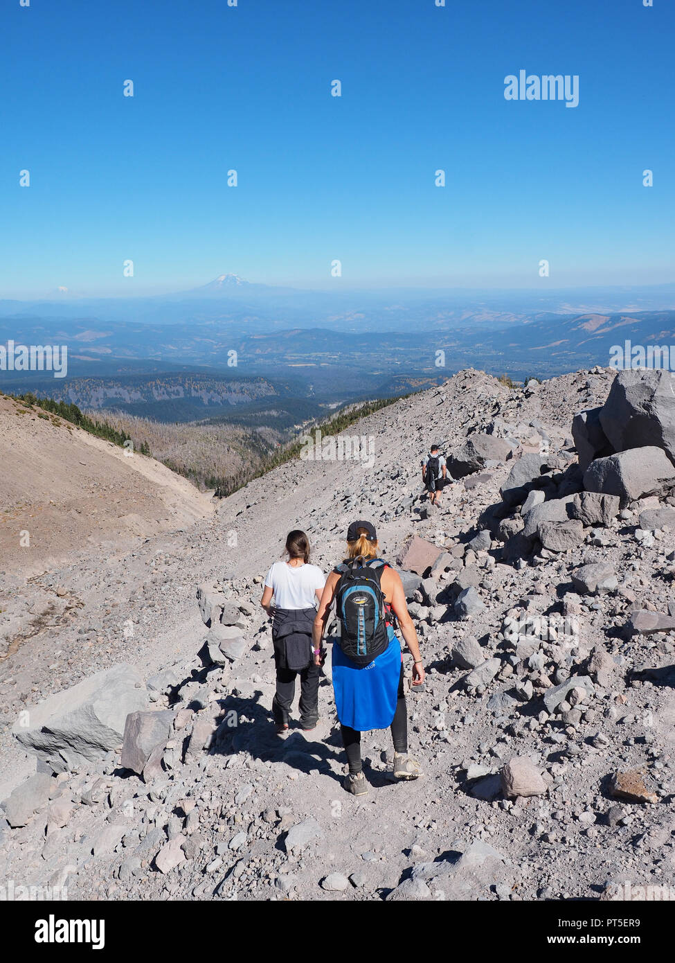 Gli escursionisti sulla Timberline sentiero del monte Hood, Oregon, panorami distanti di Mount Jefferson e il Monte Rainier in background in base a una chiara giornata. Foto Stock
