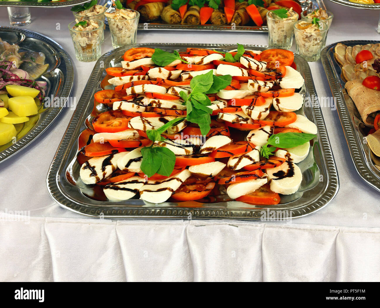 Tavolo con panini, snack, aperitivi e sottaceti su una tovaglia bianca per  buffet Foto stock - Alamy