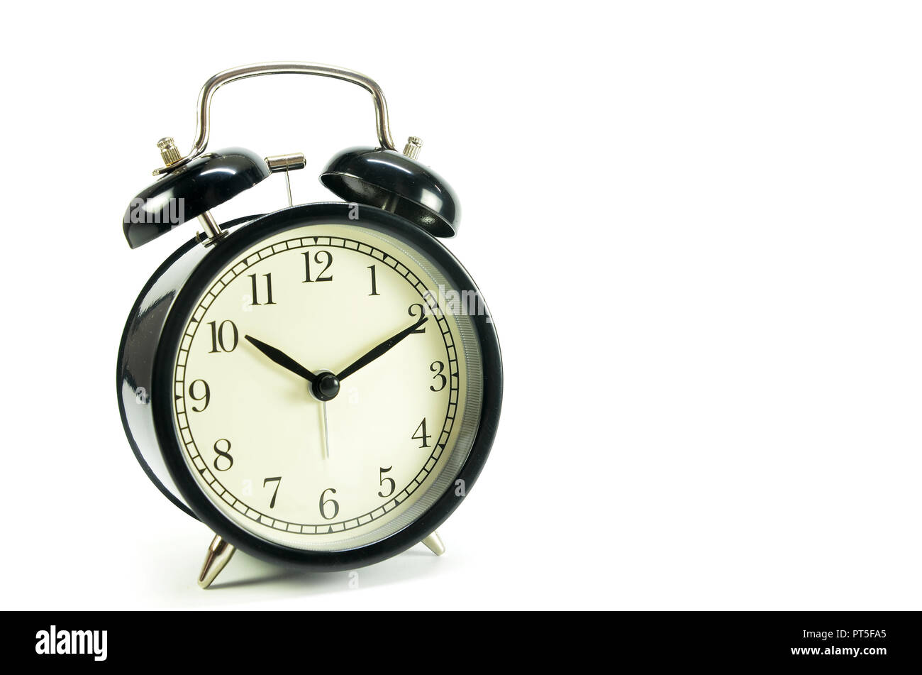 Colore nero orologio sveglia su sfondo bianco Foto Stock