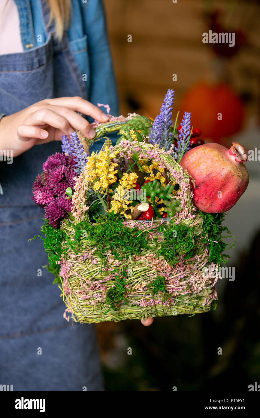 Bella composizione di fiori nelle mani di un fioraio Foto Stock