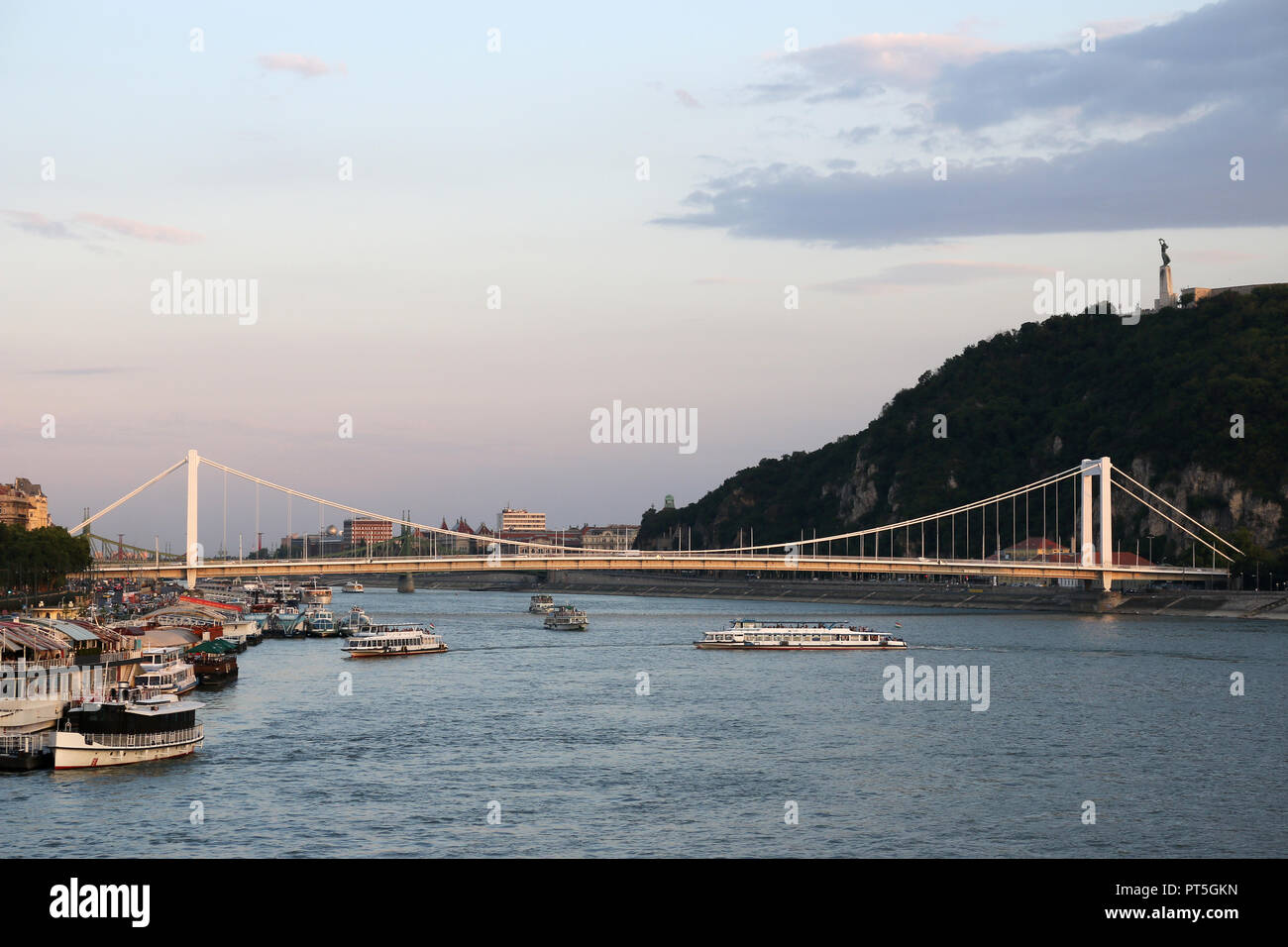 Il ponte Elisabetta e la collina Gellert Budapest tramonto cityscape Foto Stock