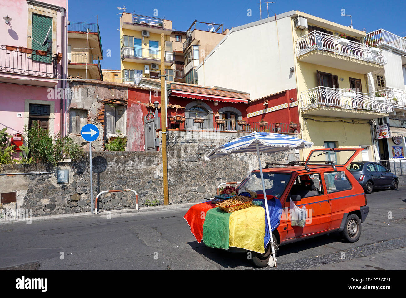 Viaggiare venditore vende i dadi e frutti al villaggio di pescatori di Aci Trezza, comune di Aci Castello, Catania, Sicilia, Italia Foto Stock