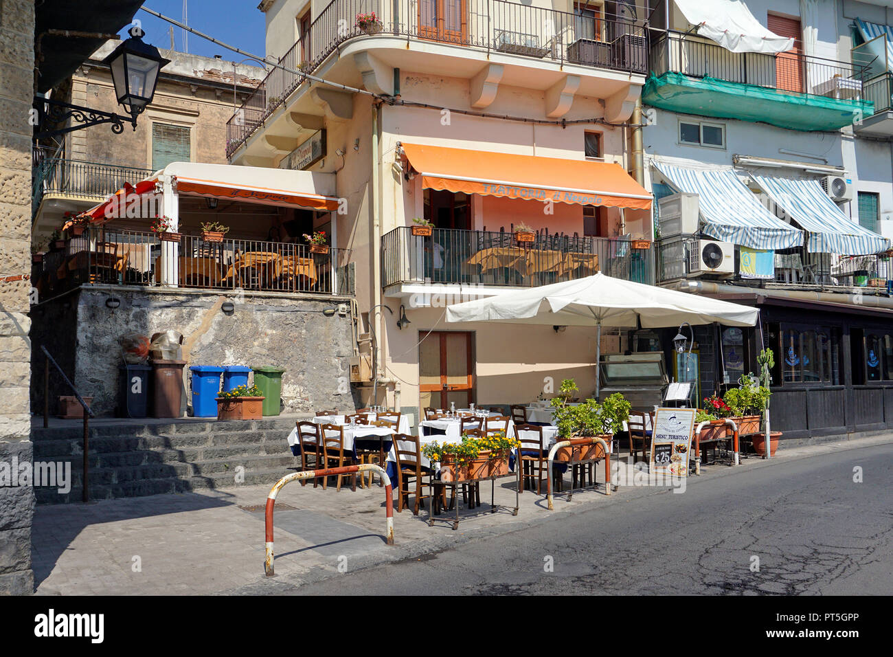 Ristorante di pesce alla città vecchia di Aci Trezza, comune di Aci Castello, Catania, Sicilia, Italia Foto Stock