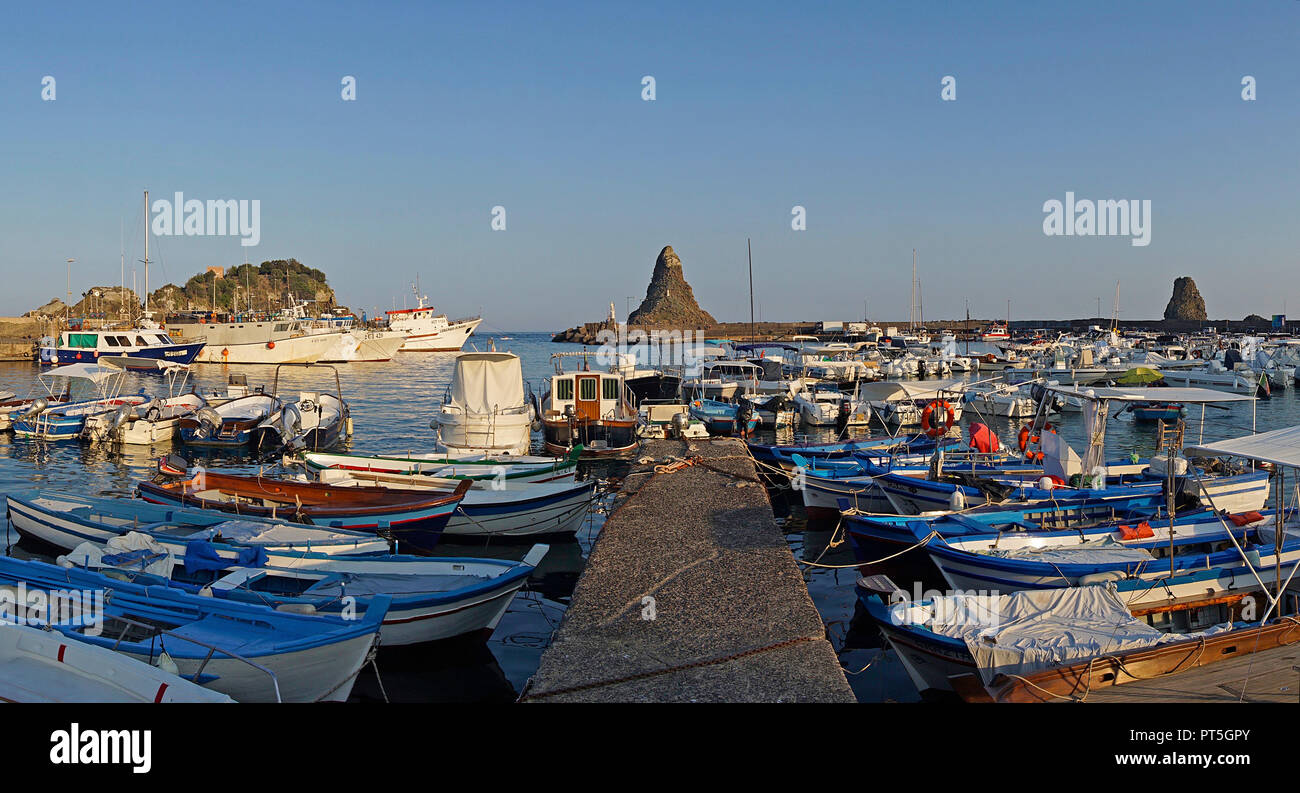Tramonto al porto del villaggio di pescatori di Aci Trezza, dietro le isole dei ciclopi, comune di Aci Castello, Catania, Sicilia, Italia Foto Stock