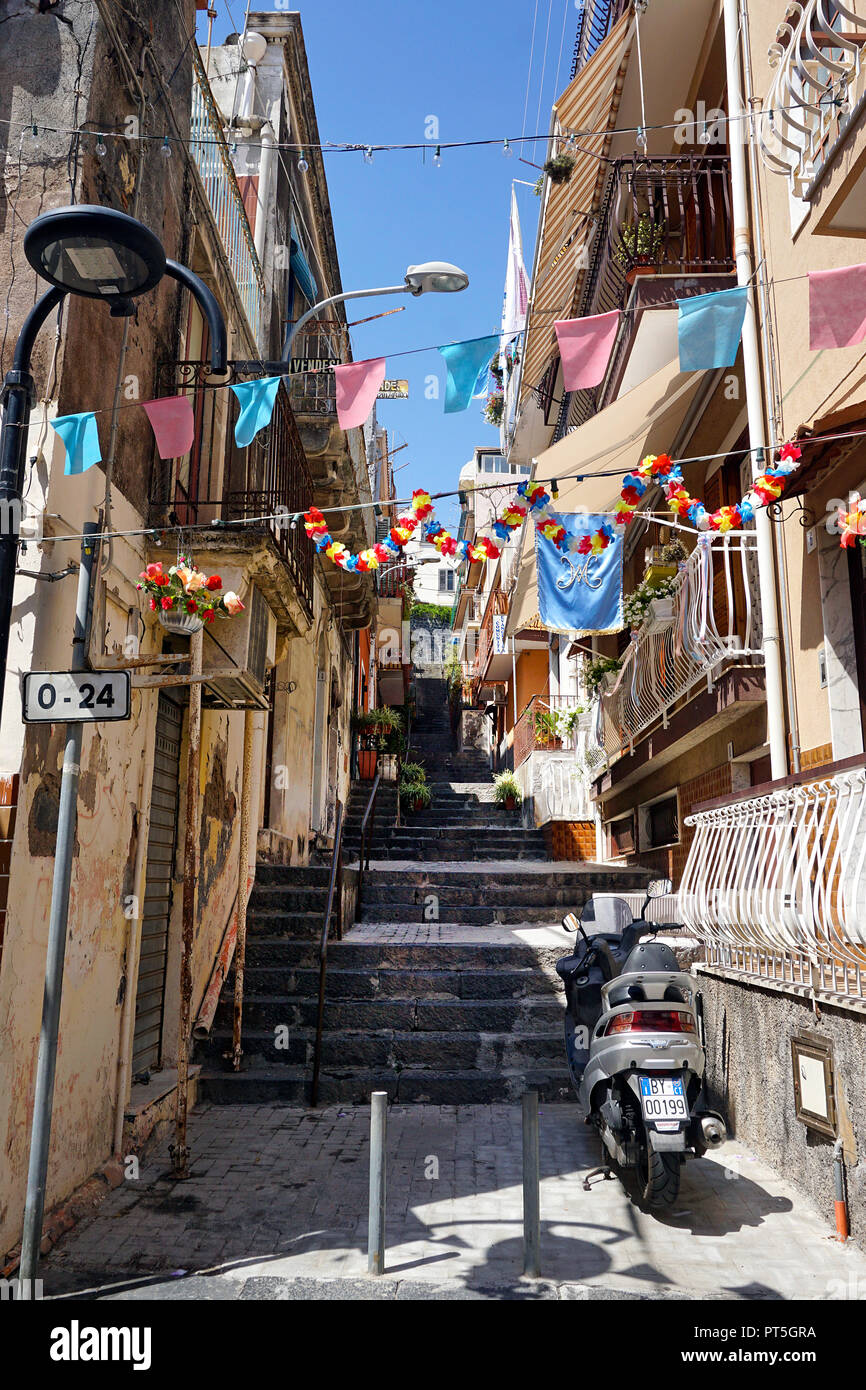 Decorate alley alla città vecchia di Aci Trezza, comune di Aci Castello, Catania, Sicilia, Italia Foto Stock