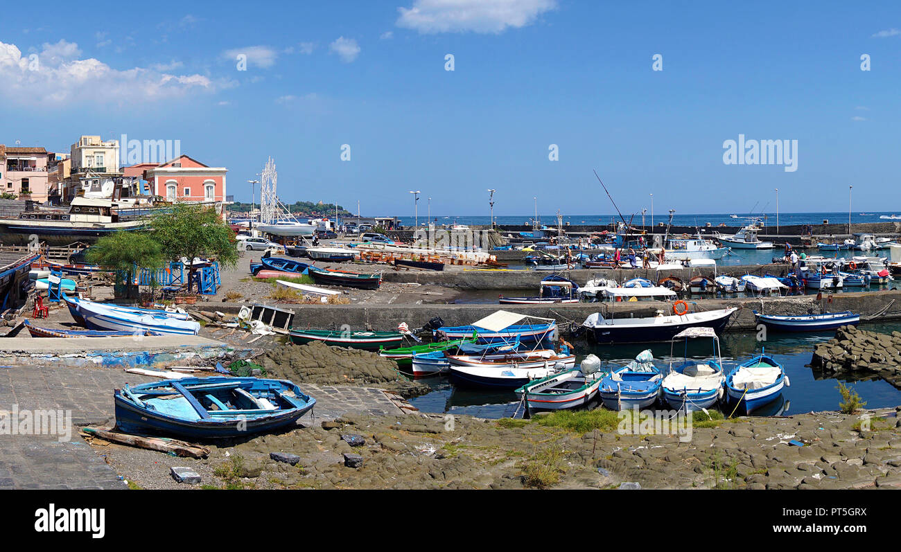 Porto del villaggio di pescatori di Aci Trezza, comune di Aci Castello, Catania, Sicilia, Italia Foto Stock