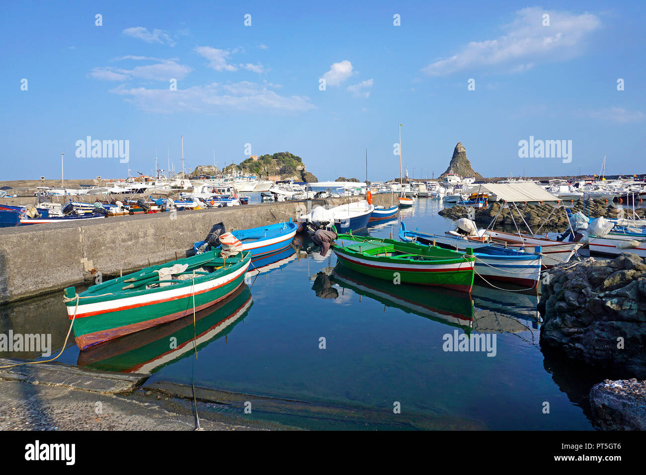 Porto del villaggio di pescatori di Aci Trezza, dietro le isole dei ciclopi, comune di Aci Castello, Catania, Sicilia, Italia Foto Stock