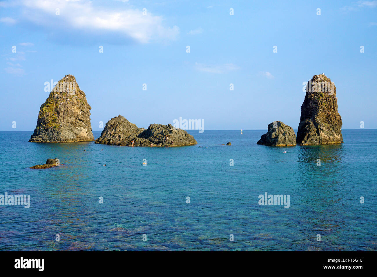 Le isole dei ciclopi al villaggio di pescatori di Aci Trezza, comune di Aci Castello, Catania, Sicilia, Italia Foto Stock