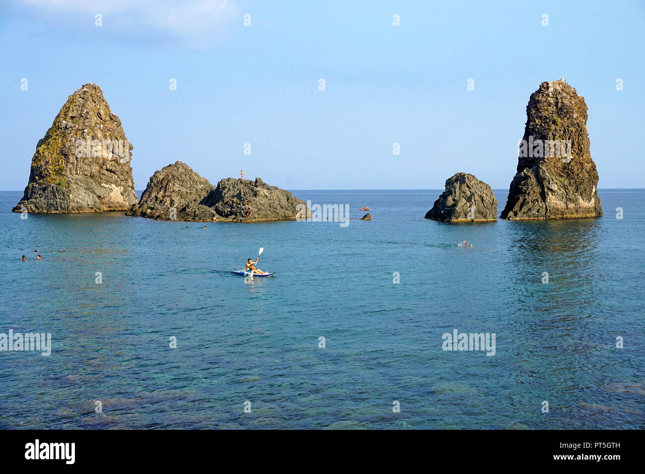 Le isole dei ciclopi al villaggio di pescatori di Aci Trezza, comune di Aci Castello, Catania, Sicilia, Italia Foto Stock