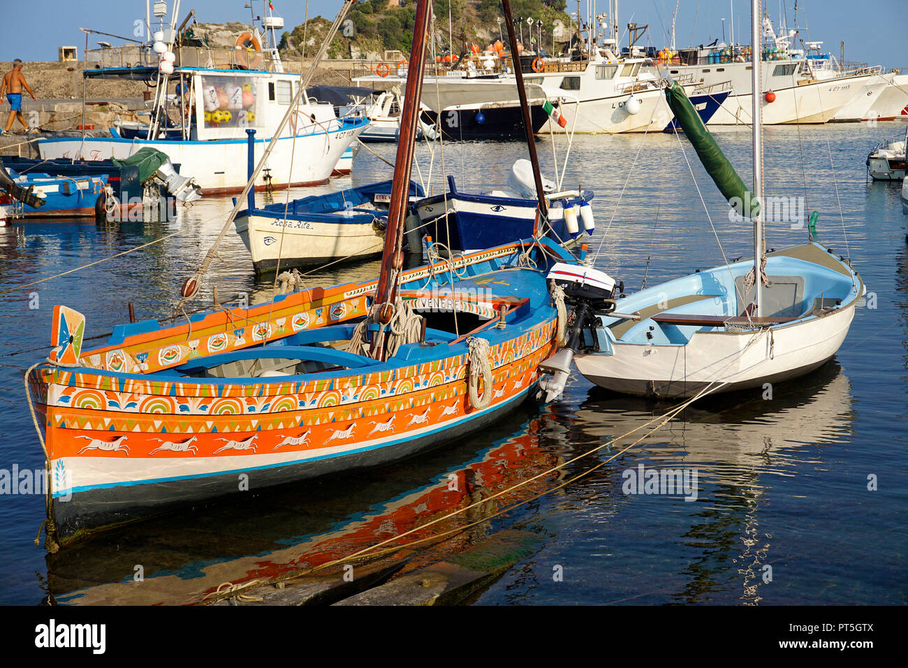 Verniciato colorato la pesca in barca al porto del villaggio di pescatori di Aci Trezza, comune di Aci Castello, Catania, Sicilia, Italia Foto Stock